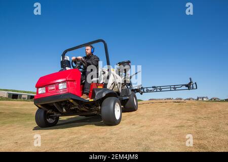 Ein Greenkeeper mit einem modernen Sprüher auf dem Golfplatz Stockfoto