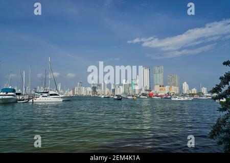 Skyline von Cartagena am Hafen, zeigt Wolkenkratzer und Yachten im klaren Wasser der karibik Stockfoto