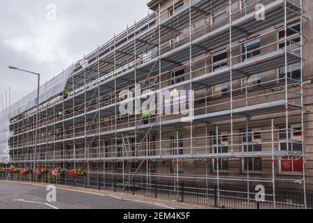 Gerüste auf der Seite eines Bauprojekts in Großbritannien Stockfoto