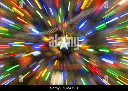 Ein Stern, der von bunten Lichtern umgeben ist, scheint zu zoomen Stockfoto