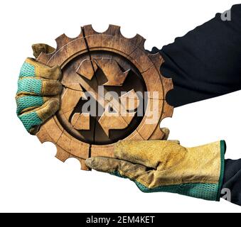 Handschuhen, die ein Recycling-Symbol aus Holz in einem Zahnrad zeigen. Konzept für nachhaltige Ressourcen. Isoliert auf weißem Hintergrund. Stockfoto