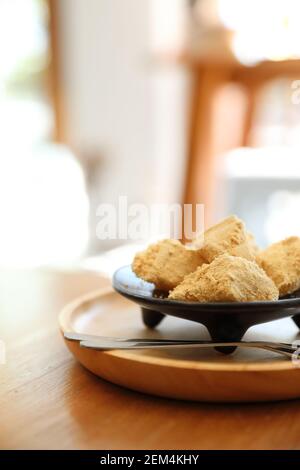 Warabi mochi Japanische Dessert auf hölzernen Tisch Stockfoto