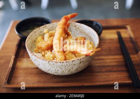Tempura donburi, gebratene Garnelen tempura auf Reis japanisch Essen auf hölzernen Tisch Stockfoto