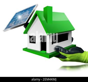 Handschuhen, die ein kleines Modellhaus mit Solarpanel auf dem Dach halten. Isoliert auf weißem Hintergrund. Konzept für erneuerbare Energien. Stockfoto