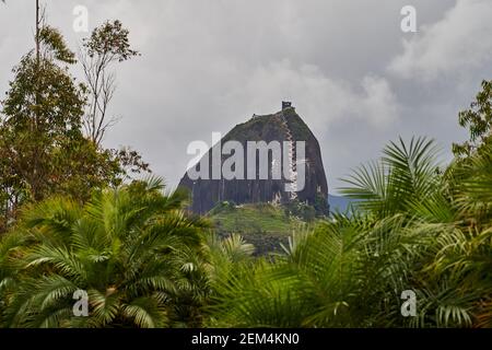 Der Felsen von Guatape, El Penon de Guatape, auch La Piedra oder El Penol, ist ein Wahrzeichen Inselberg auch bekannt als der Stein von El Penol, La Piedra del Penol Stockfoto