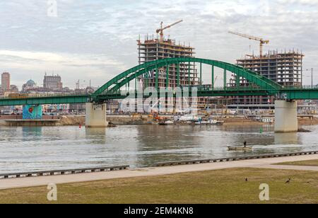 Belgrad, Serbien - 22. Februar 2017: Öffentlicher Bus an der Alten Grünen Brücke in Belgrad, Serbien. Stockfoto