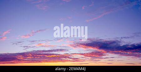 Bunte Sonnenuntergang Himmel Hintergrund mit Licht der untergehenden Sonne hinter Stockfoto