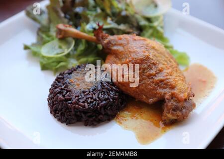 Glasierte Ente mit Reis und Salat, italienisches Essen Stil Stockfoto