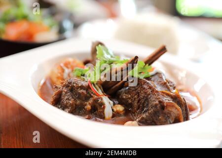 Rindfleisch Massaman Curry mit Reis und Salat auf Holz- Hintergrund, Thai Food Stockfoto