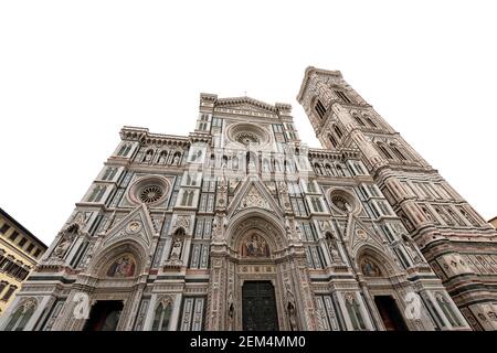Fassade der Kathedrale von Florenz isoliert auf weißem Hintergrund. Der Dom von Santa Maria del Fiore und der Glockenturm von Giotto (Campanile). Toskana, Italien, Europa Stockfoto