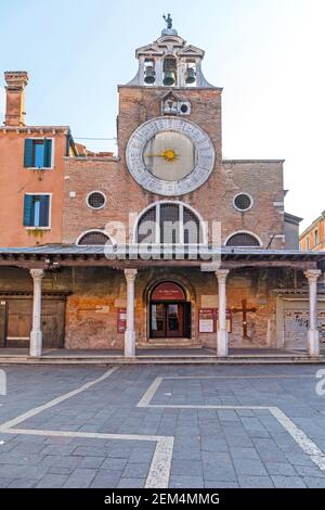 Venedig, Italien - 11. Januar 2017: Kirche San Giacomo di Rialto im Winter in Venedig, Italien. Stockfoto