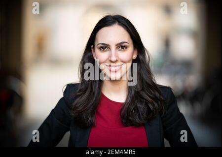 Hamburg, Deutschland. Februar 2021, 24th. Sina Demirhan (Bündnis 90/die Grünen), Abgeordnete des Hamburger Parlaments und Sprecherin für außerschulische Bildung und Strategien gegen die Rechte der Grünen, steht im Hamburger Rathaus. Quelle: Daniel Reinhardt/dpa/Alamy Live News Stockfoto