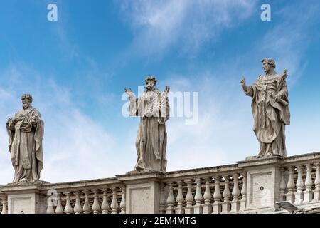 Nahaufnahme der berühmten Kolonnade mit Statuen von Giovanni Lorenzo Bernini auf dem Petersplatz, Vatikanstadt. Rom, Latium, Europa. Stockfoto