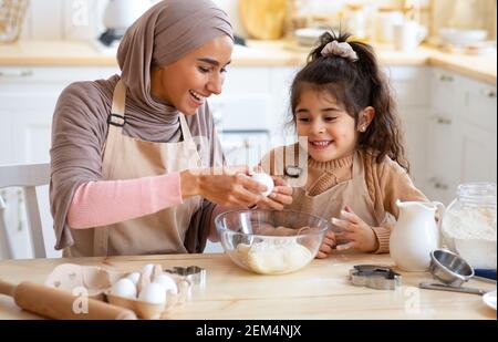 Happy Little Girl Und Muslim Mama Spaß Beim Backen In Der Küche Stockfoto