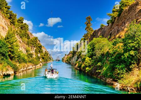 Corinth Kanal, von Menschen geschahen Kanal, wichtige Navigationsroute und Gezeitenwasserstrasse über den Isthmus von Corinth Ägäis Griechenland Stockfoto