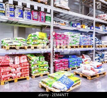 Samara, Russland - 1. Oktober 2017: Verkauf von Trockenbaumischungen in einem Baumarkt. Verschiedene Zementsäcke Stockfoto