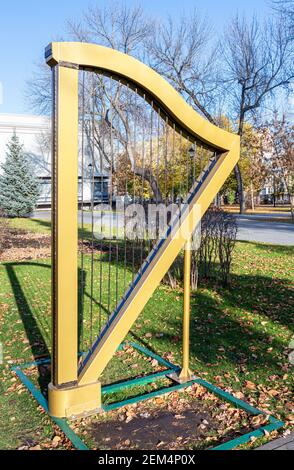 Samara, Russland - 29. Oktober 2020: Große Konzertharfe als Stadtskulptur im Stadtpark Stockfoto