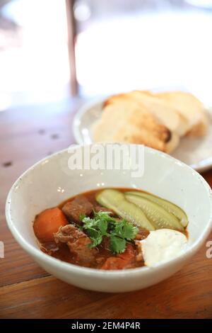 Masala Curry, indisches Essen mit Brot Stockfoto