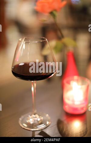 Rotwein trinken auf Glas Stockfoto