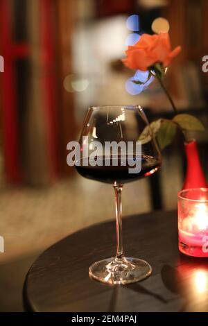 Rotwein trinken auf Glas Stockfoto