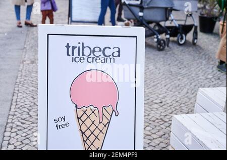 Berlin, Deutschland. Februar 2021, 24th. Im Februar stehen die Leute in einer Eisdiele an. Vor der Eisdiele im Prenzlauer Berg steht ein Schild mit der Aufschrift 'Tribeca Ice Cream'. Hier wird auf Milch, Sahne und Soja verzichtet. Die Eissorten basieren auf Nüssen und alternativen Süßstoffen. Quelle: Annette Riedl/dpa/Alamy Live News Stockfoto