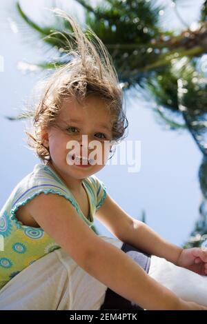 Porträt einer jungen Frau zeigen nach vorn Stockfoto