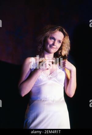 Miranda Richardson (Etta) in ETTA JENKS von Marlane Gomard Meyer am Royal Court Theatre, London SW1 05/11/1990 Design: William Dudley Beleuchtung: Mark Henderson Regie: Max Stafford-Clark Stockfoto