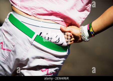 Mittelansicht eines Mannes, der mit seiner Hand steht Auf der Hüfte Stockfoto