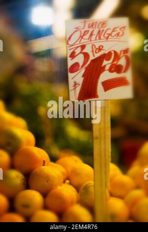 Nahaufnahme eines Preisschildes auf einem Orangenstapel Stockfoto