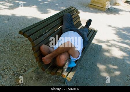 High-Angle-Ansicht eines reifen Mannes schlafen auf einem Bank Stockfoto