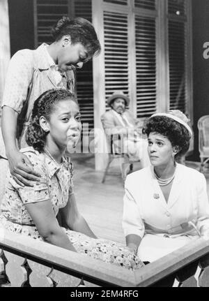 Links: Joanne Campbell (Irene - oben), Joan-Ann Maynard (Olga) Rechts: Pauline Black (Marsha) in TRINIDAD SISTERS von Mustapha Matura im Donmar Warehouse, London WC2 11/02/1988 A Tricycle Theatre Produktionsdesign: Poppy Mitchell Beleuchtung: David Colmer Regie: Nicolas Kent Stockfoto