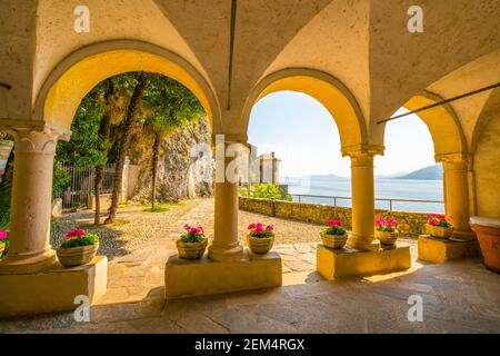 Arche in Eremo di Santa Caterina del Sasso in Leggiuno in der Lombardei, Italien. Stockfoto