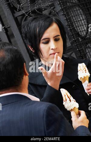 Ein junger Mann und ein reifer Mann halten Eis Stockfoto