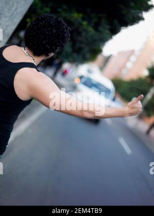 Rückansicht eines Mannes, der trampte Stockfoto