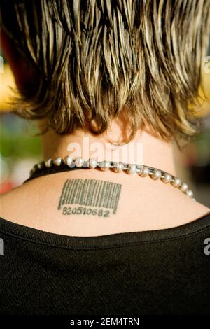 Nahaufnahme eines Barcode-Tattoos am Hals einer Person Stockfoto