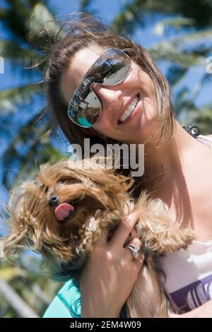 Nahaufnahme einer jungen Frau mit Hund Stockfoto