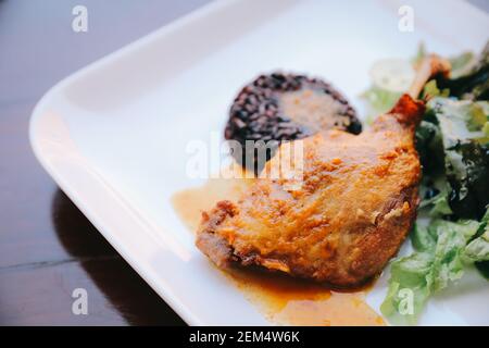 Glasierte Ente mit Reis und Salat, italienisches Essen Stil Stockfoto