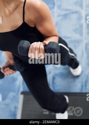 Erhöhte Ansicht einer Mitte Erwachsene Frau mit Hanteln trainieren Stockfoto