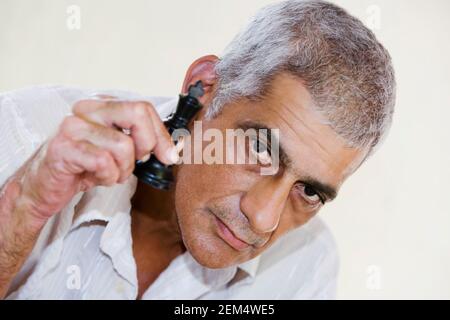 Porträt eines älteren Mannes, der ein Schachstück hält Stockfoto