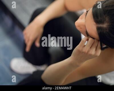 High-Angle-Ansicht einer mittleren erwachsenen Frau denken Stockfoto