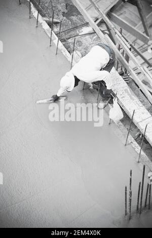 Erhöhte Ansicht eines Bauarbeiters arbeiten auf einer Baustelle Stockfoto