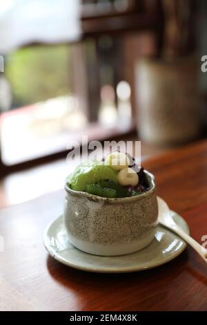 Japanische dessert Anmitsu grüner Tee Eis roten Bohnen und Moji Stockfoto