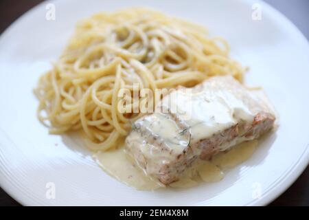 Gegrillter Lachs mit Zitrone Sauce mit den Nudeln Stockfoto