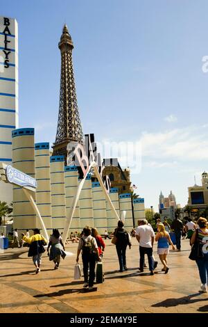 Turm vor einem Gebäude, Replica Eiffel Tower, Las Vegas, Nevada, USA Stockfoto