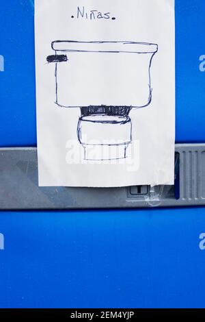 Nahaufnahme eines WC-Zeichens auf eine tragbare Toilette Stockfoto