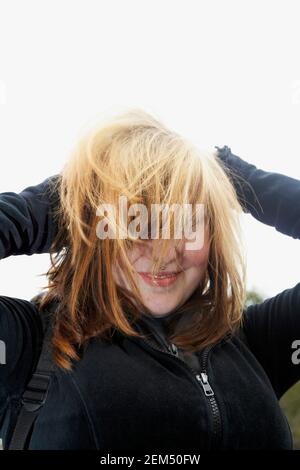 Nahaufnahme einer jungen Frau mit zerzausten Haaren Stockfoto