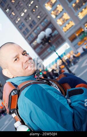 Seitenprofil eines Mannes mit mittlerem Erwachsenen, der einen Rucksack trägt Stockfoto