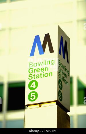 Low-Angle-Ansicht einer Informationafel, Bowling Green Station, New York City, New York State, USA Stockfoto