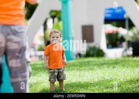 Junge lächelt im Rasen Stockfoto