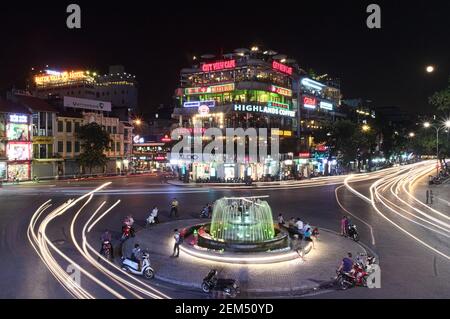 Hanoi, Vietnam - September, 2015: Hanoi Old Quarter Blick am Abend. Leichte Wege auf der Straße in der Nacht. Stadtbild mit langer Belichtung. Stockfoto